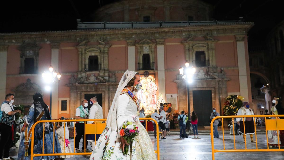 Búscate en el primer día de la ofrenda por la Calle Caballeros de las 21:00 a las 22:00