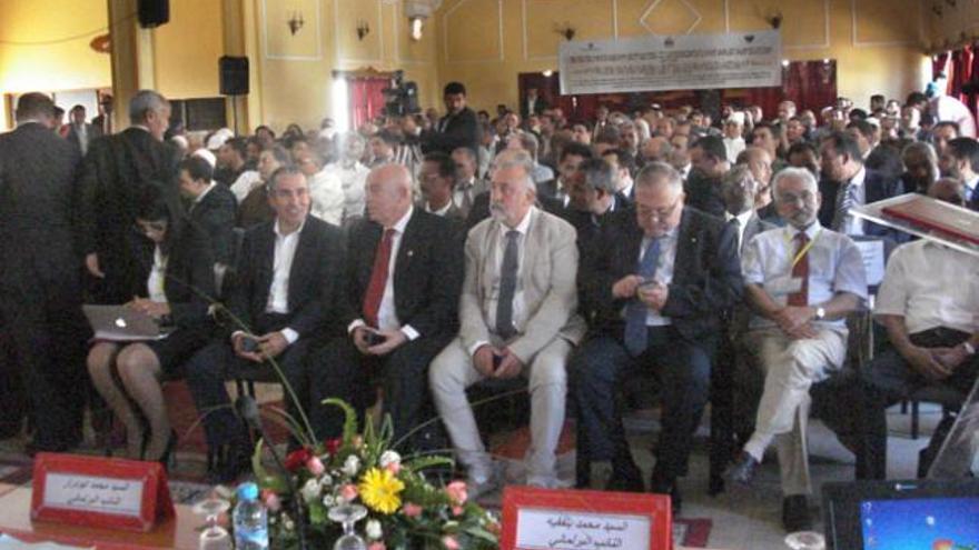 El presidente del Cabildo majorero, Mario Cabrera, segundo por la izquierda, en el encuentro empresarial en Sidi Ifni. | lp / dlp