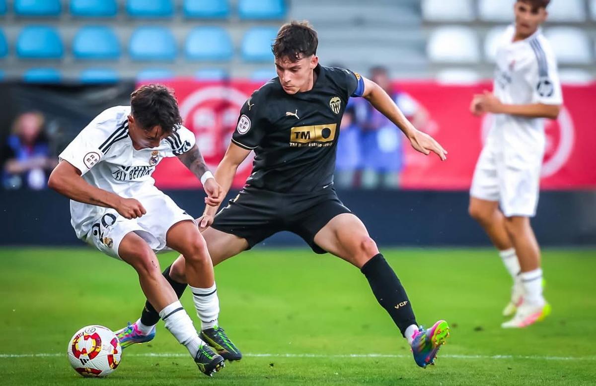 Monferrer pugna el balón con un rival del Real Madrid en las 'semis' de la Copa de Campeones