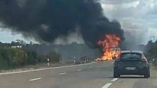 Un camión en llamas obliga a cortar el tráfico en la autovía A-52 en Junquera de Tera