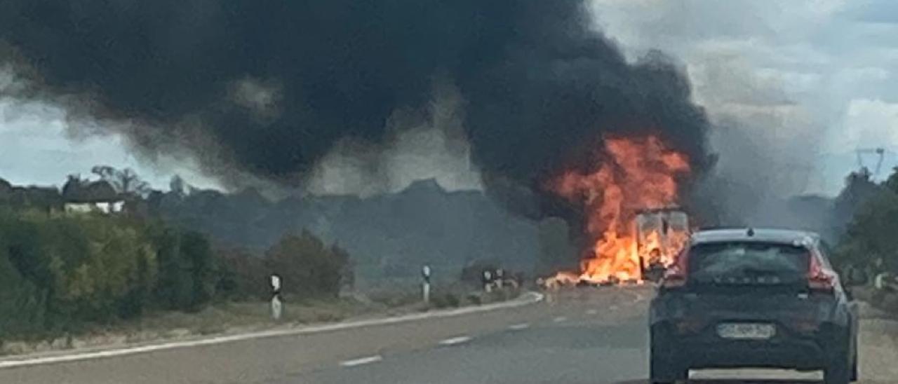 VIDEO | Incendio de un camión en la A-52 en Junquera de Tera