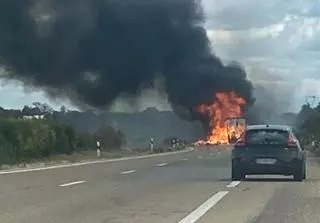 Incendio de un camión en la A-52 en Junquera de Tera