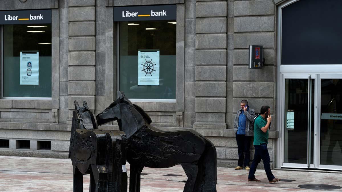 Unicaja confirma contactos preliminares con Liberbank para una posible fusión. En la foto, una oficina de Liberbank en Oviedo.