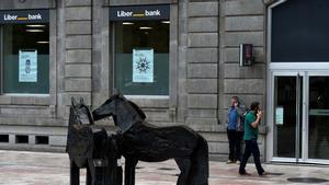 Unicaja confirma contactos preliminares con Liberbank para una posible fusión. En la foto, una oficina de Liberbank en Oviedo.