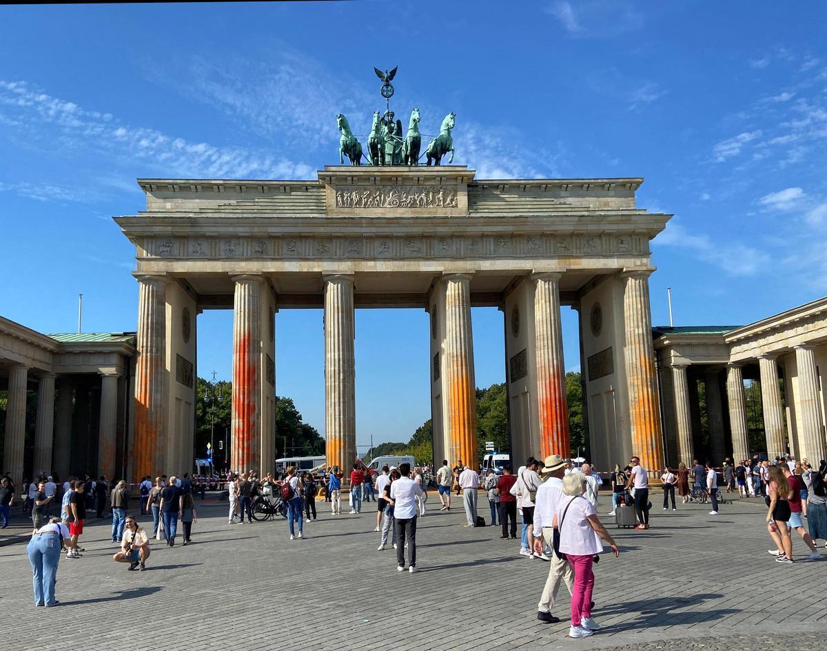 Berlín limpia la Puerta de Brandeburgo tras la protesta de activistas climáticos