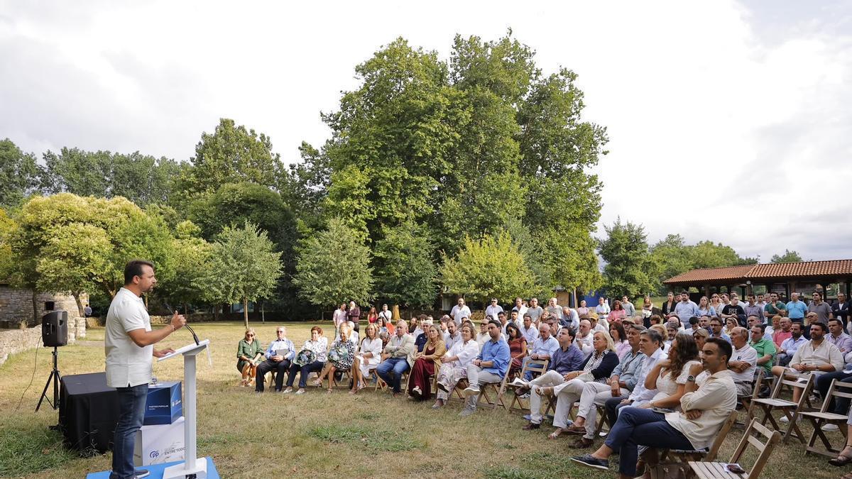 Quiepo dirigiéndose a los asistentes al cierre del curso político del PP de Gijón.