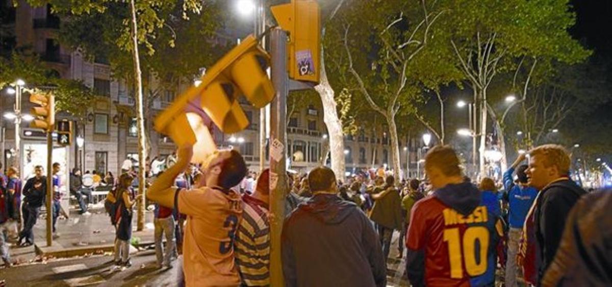 Disturbis a la Rambla de Barcelona durant la celebració pel pas a la final de Wembley, dimarts.