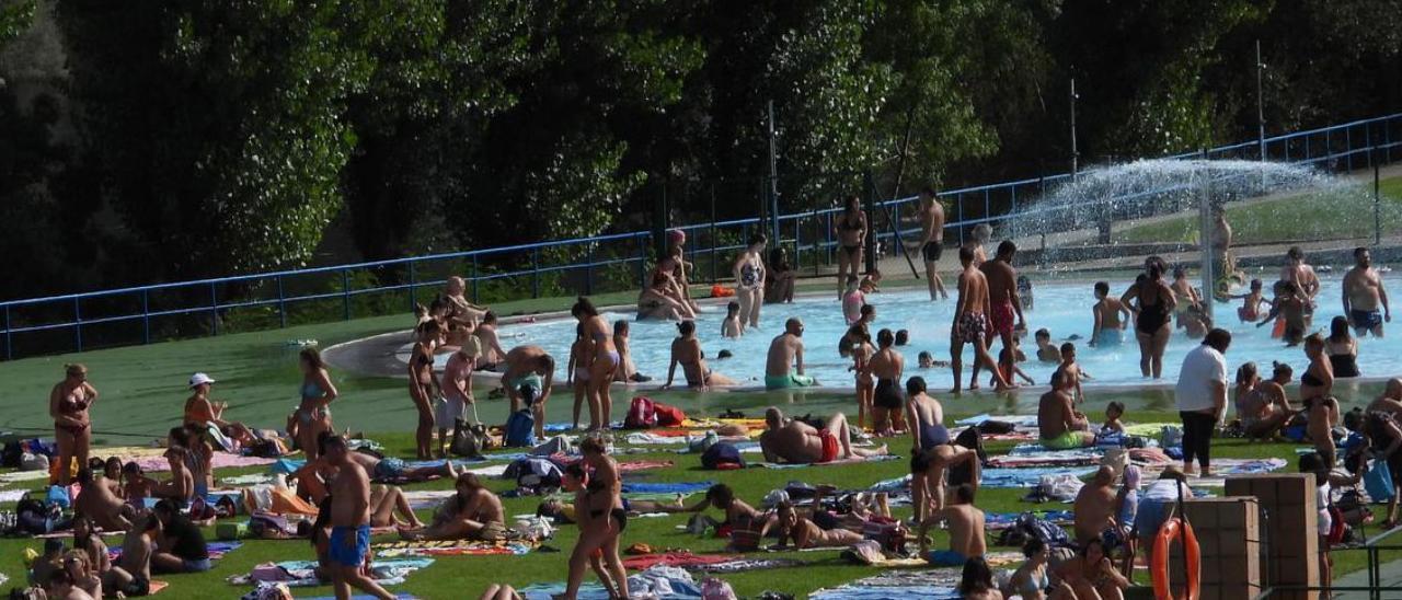 Las piscinas de Oia, en Ourense, se llenaron esta semana en la ola de calor. |   // FERNANDO CASANOVA