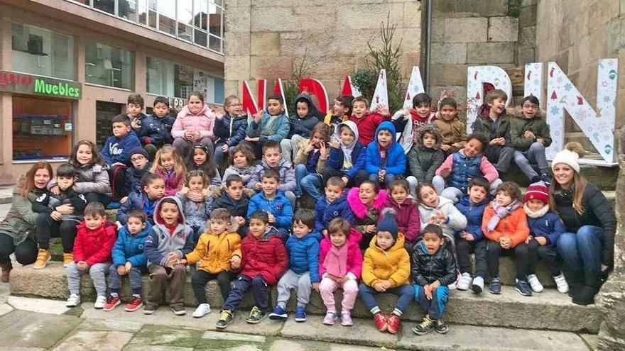 Un grupo de alumnos del colegio A Laxe en un recorrido por las actividades navideñas de la villa. // S.A.