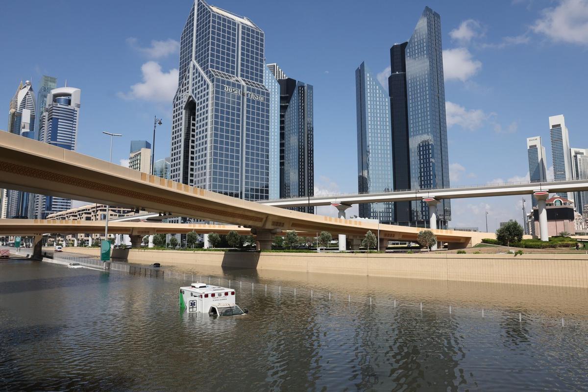 Las inundaciones en Dubai complican la ciudad y obligan a cerrar aeropuertos