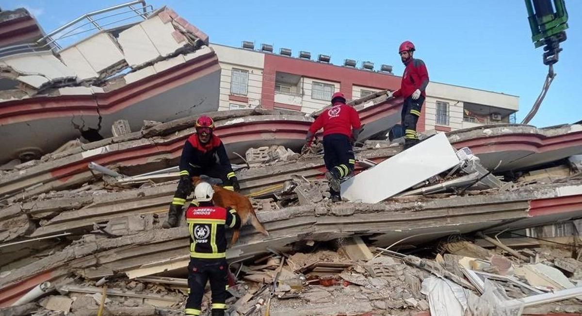 Bomberos cordobeses buscan víctimas del terremoto de Turquía en un edificio en ruinas.