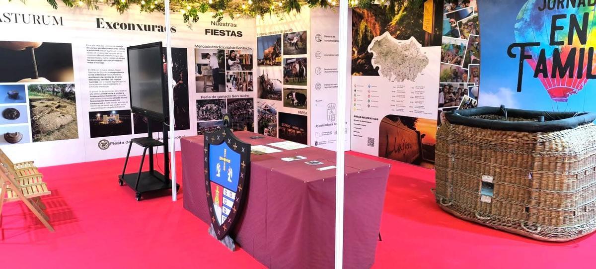 Detalles del stand, con la zona para hacerse fotos que recuerdan a la "Jornada en Familia" a la derecha de la imagen.