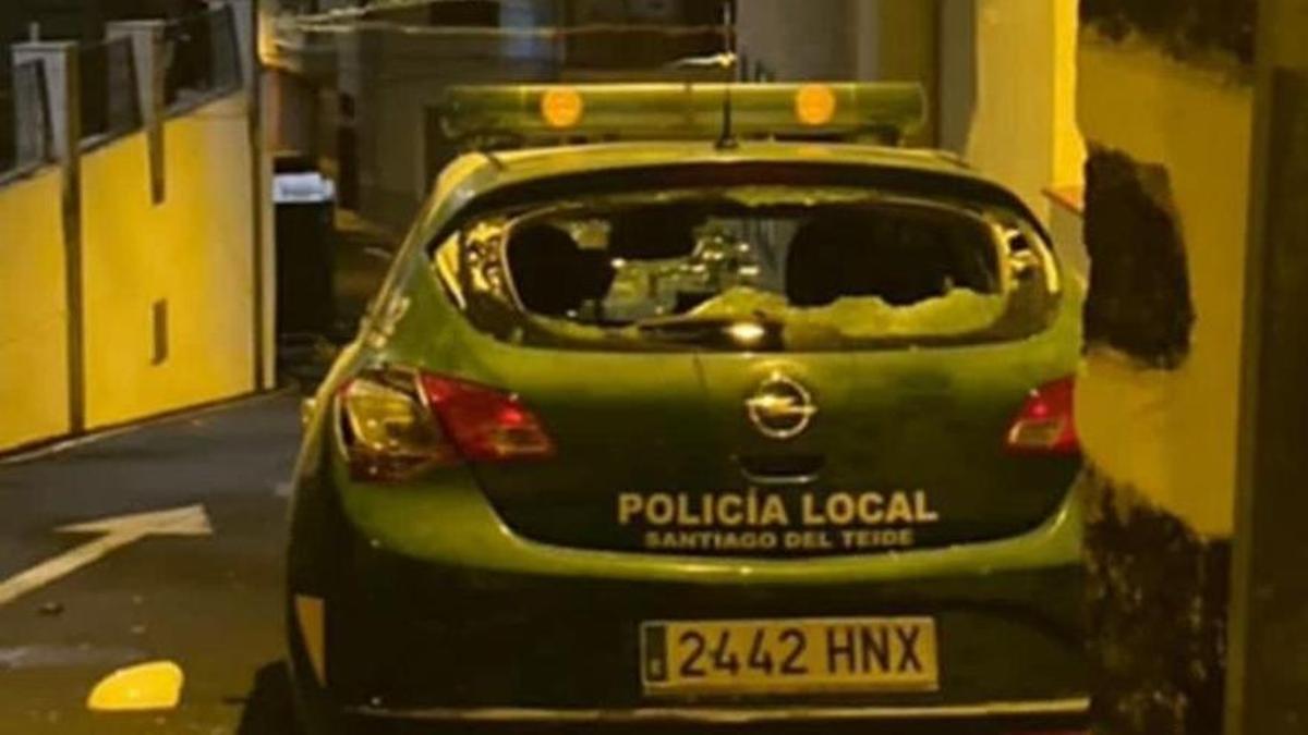 Destrozos en coche policial en Tamaimo, en Santiago del Teide (Tenerife)