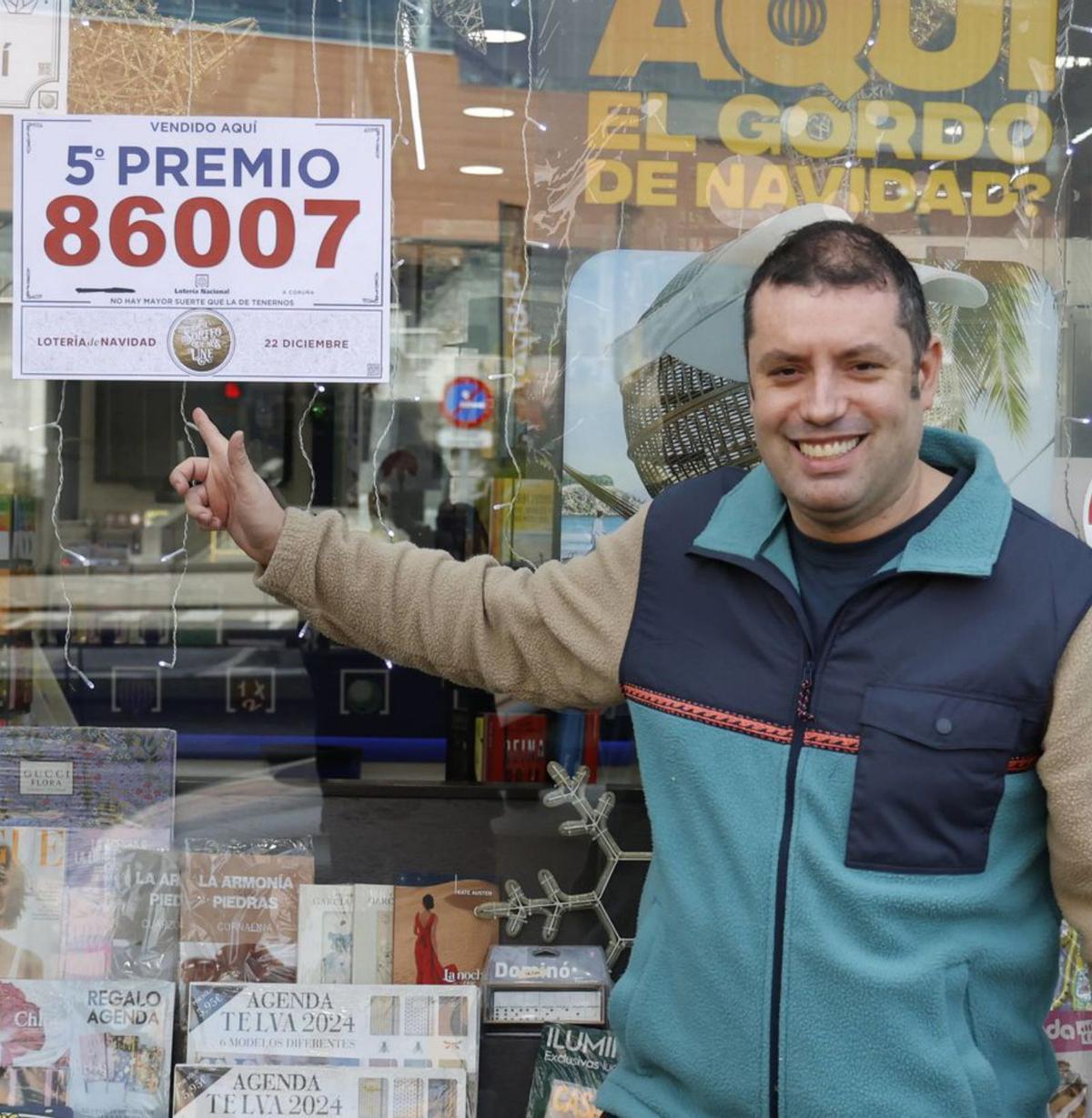 Daniel Paz señala el número premiado con el quinto premio. |   // J. PRIETO