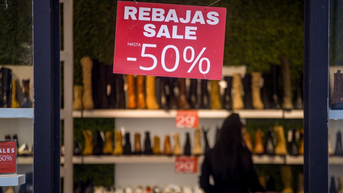 Una imatge d'arxiu d'un cartell de rebaixes d'un comerç