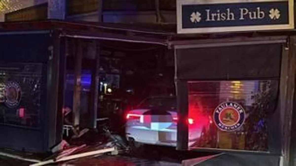 Un conductor ebrio empotra su coche contra un pub en el PAU 5 de Alicante
