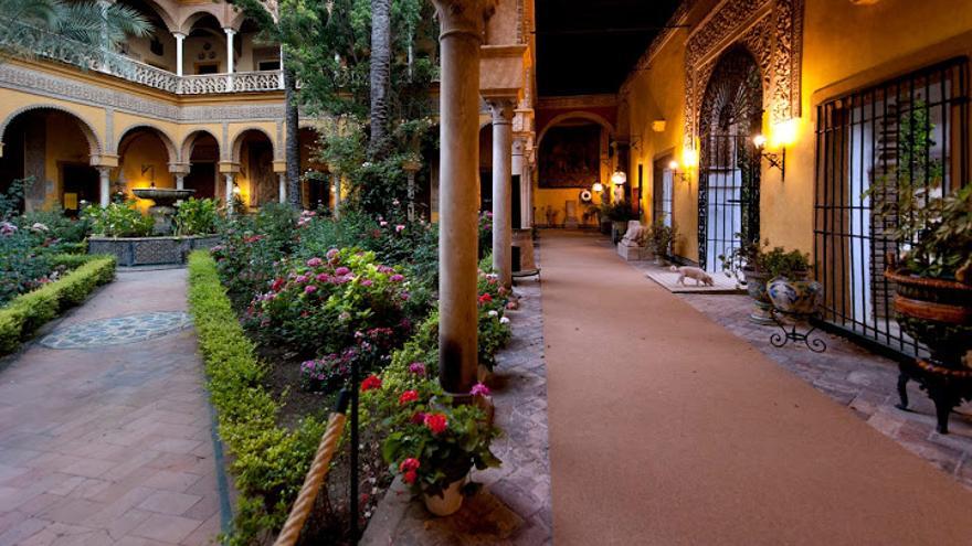 Árboles y flores en un patio interior del Palacio de las Dueñas. / El Correo