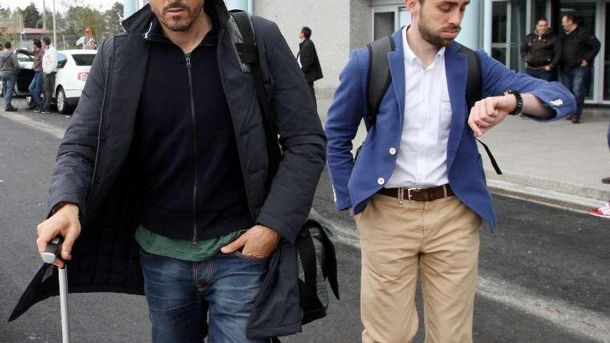 Luis Enrique y el preparador físico, Rafael Pol, abandonan Peinador a su llegada ayer a Vigo. // Marta G. Brea