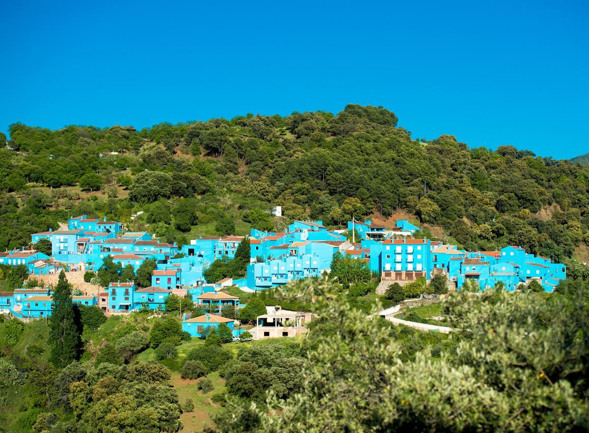 El pueblo de Júzcar enclavado en la Serranía de Ronda