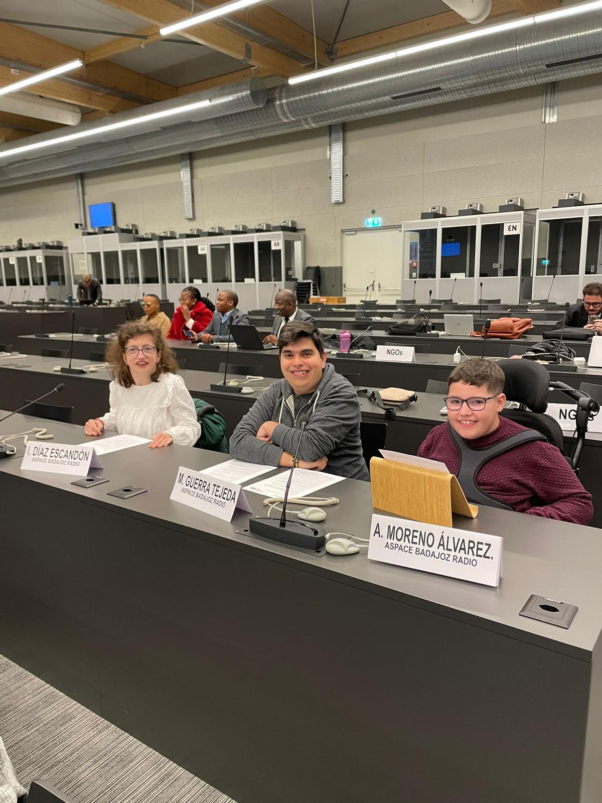 Los tres usuarios de Aspace Badajoz minutos antes de su intervención en la ONU.