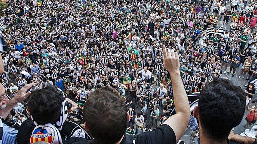 La afición albinegra celebra el ascenso a Segunda División B.