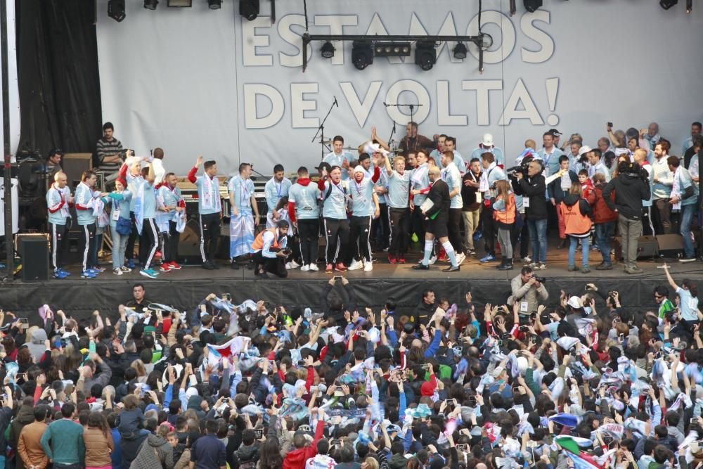 Los jugadores hicieron las delicias de los aficionados desde un escenario en el que se podía leer en letras grandes: "ESTAMOS DE VOLTA"