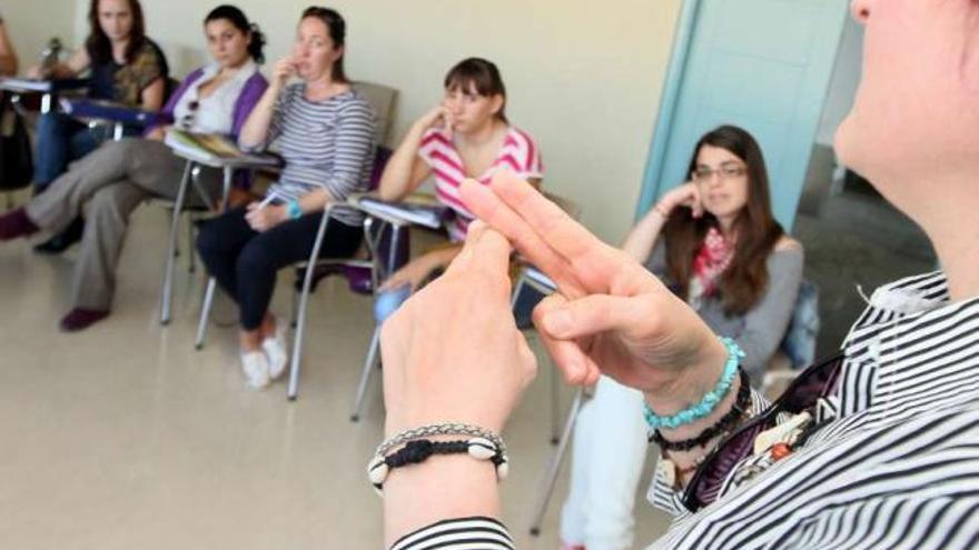 Una profesora imparte un curso de lengua de signos en Galicia. / j.l. oubiña