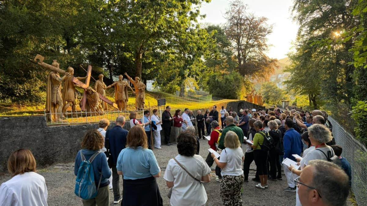 Paricipantes durante el camino a Lourdes.