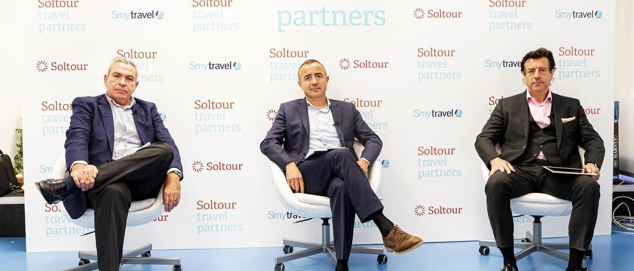 Javier Castillo, Tomeu Bennasar y José María Hoyos, en la presentación, en Madrid.