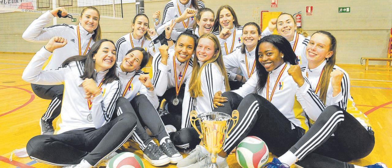 Las integrantes de la plantilla del CV Heidelberg Volkswagen posan orgullosas con el trofeo de subcampeonas de la Copa Princesa en su pabellón, ubicado en Barranco Seco. | | JUAN CASTRO