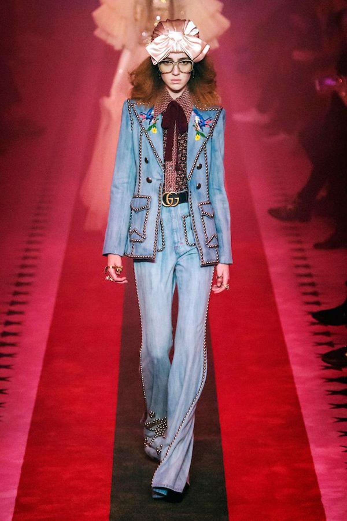 La inspiración 70's es evidente en este total look vaquero de Gucci