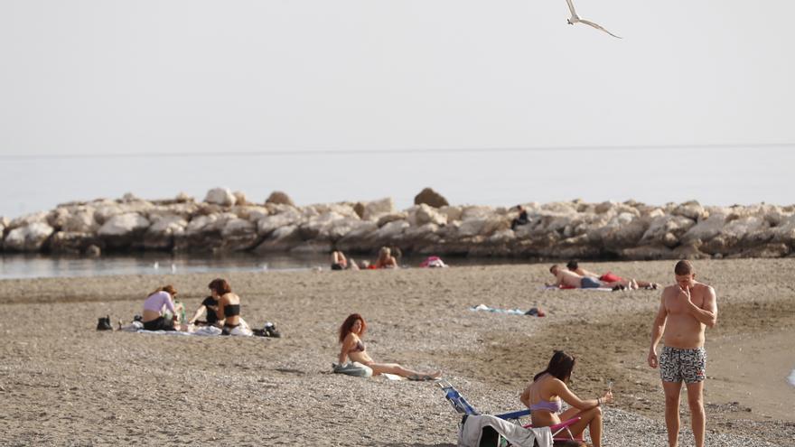 Málaga recibe 2023 con ambiente primaveral y los primeros baños en el mar
