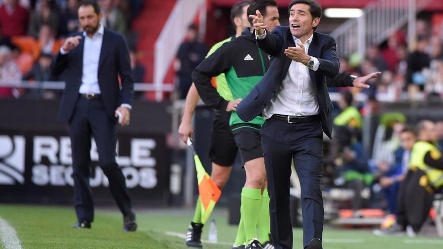 El entrenador del VCF da indicaciones durante el partido ante el Sevilla.