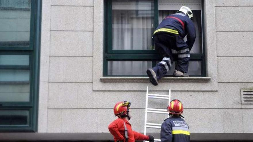 Los bomberos accedieron al interior de la vivienda a través de una ventana.  // Bernabé/Javier Lalín