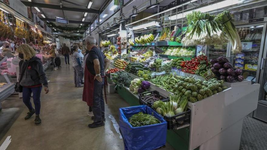 Los placeros agotan su paciencia con el Ayuntamiento y le urgen un proyecto para el Mercado