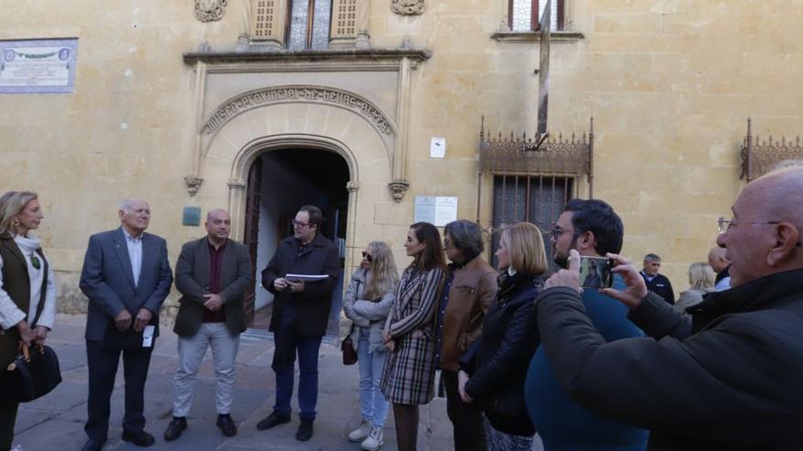 Asistentes al acto de homenaje a Romero de Torres en su 149 aniversario.