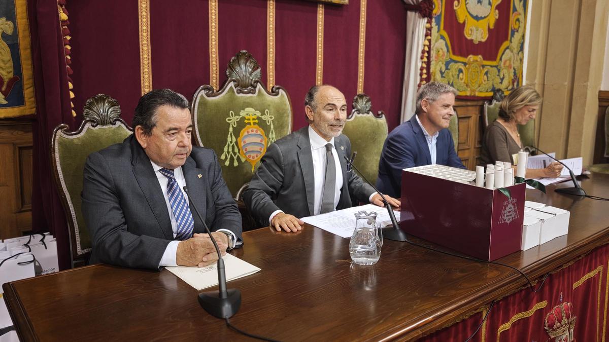 De izquierda a derecha, Fernando Martínez, presidente de Caja Rural de Asturias; Ignacio Villaverde, rector de la Universidad de Oviedo; Enrique Rodríguez Nuño,  director general de Promoción de la Autonomía Personal y Mayores; y Marta Mateo, vicerrectora de Extensión Universitaria y Proyección Cultural.