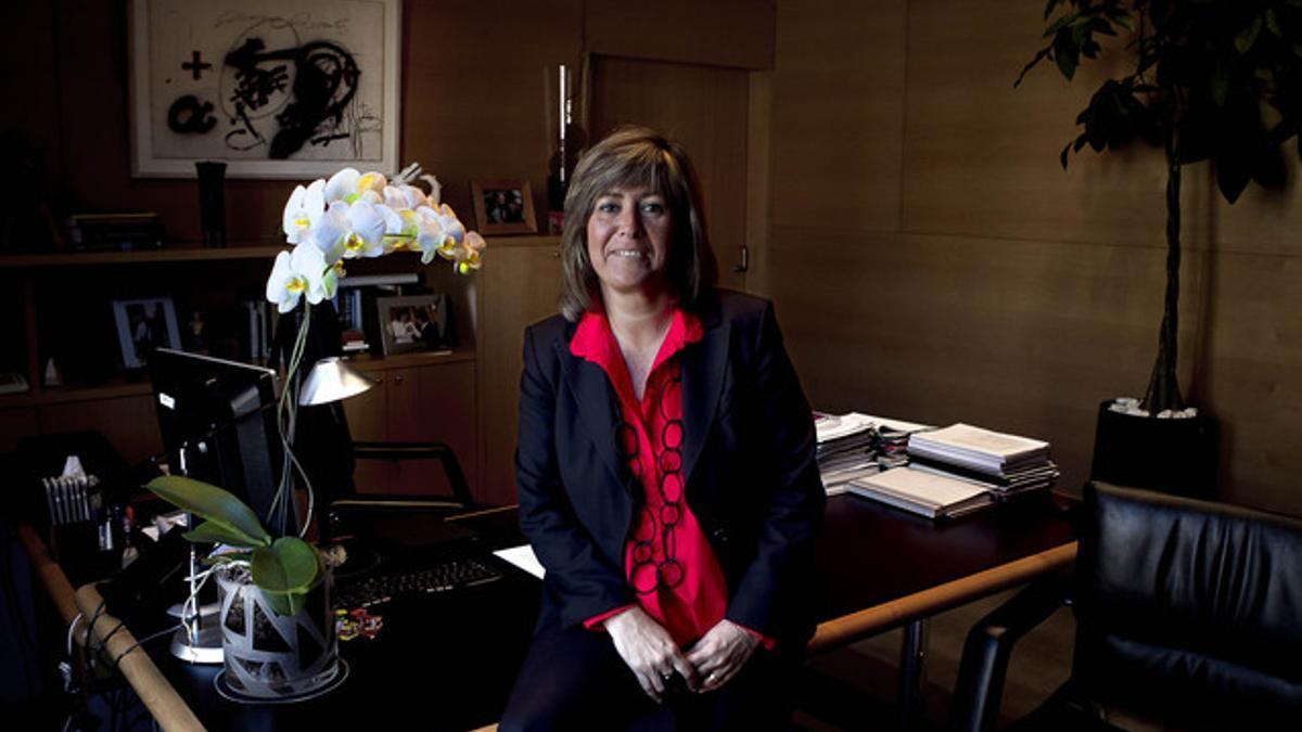 La alcaldesa de L'Hospitalet de Llobregat, Núria Marín, en el despacho que ocupa en el consistorio.