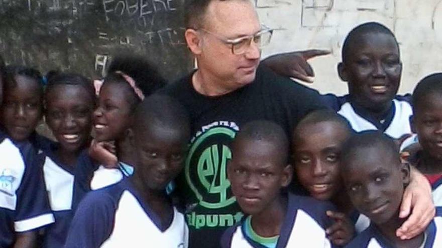 El autor andaluz con varios niños africanos.