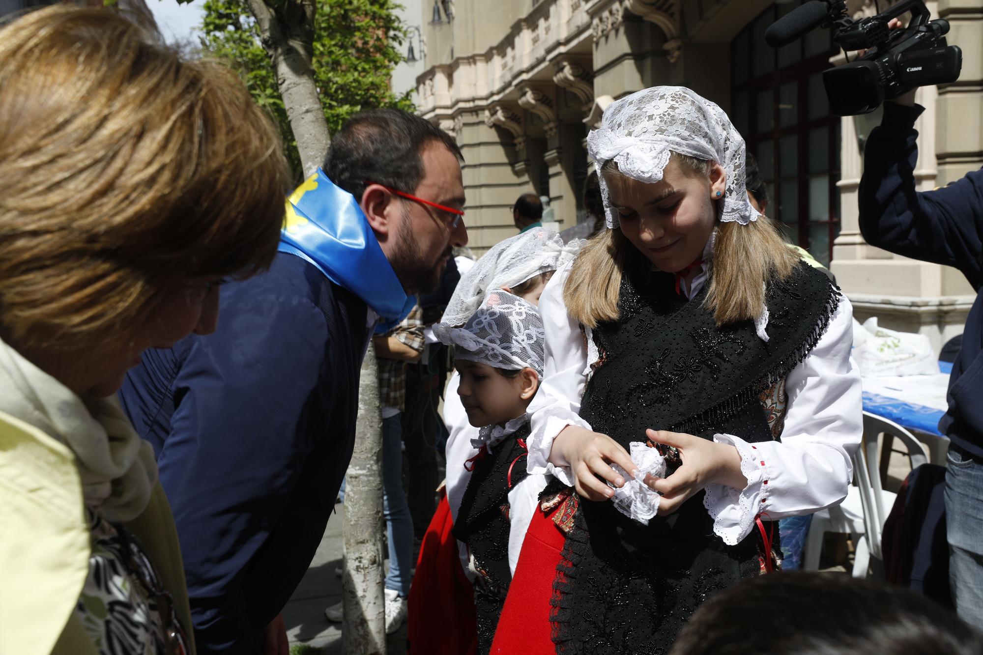 El escaparate político de la Comida en la Calle de Avilés