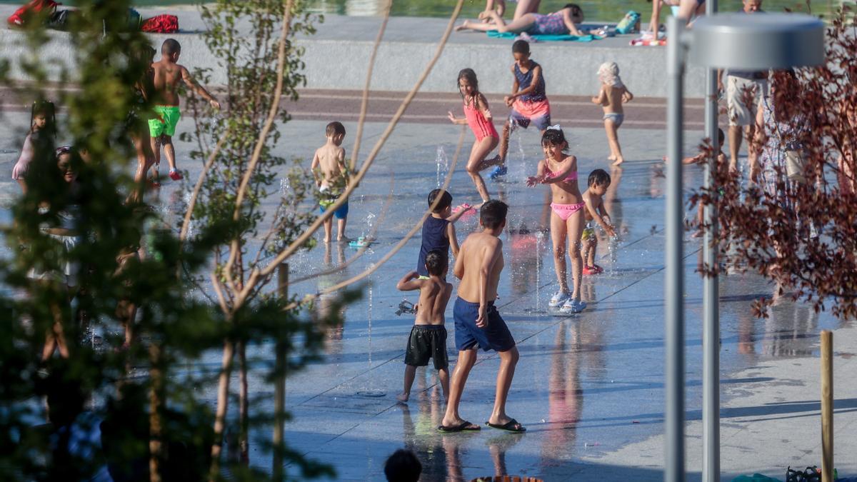 Varias personas se refrescan durante la ola de calor, en el parque del Canal de Isabel II, a 17 de julio de 2024, en Madrid (España). La Comunidad mantiene activado el nivel dos de alerta por calor conforme al ‘Plan de Vigilancia y Control de los Efectos de las Olas de Calor’ de la Comunidad de Madrid, segunda vez que se activa en esta temporada, tras elevarse el pasado lunes, 15 de julio. La anterior activación del nivel dos fue el pasado 5 de julio. 17 JULIO 2024 Ricardo Rubio / Europa Press 17/07/2024 / Ricardo Rubio;category_code_new;