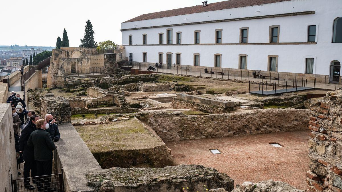 El patio central con suelo en espiga del palacio Gómez Solís y la pasarela metálica, al fondo.