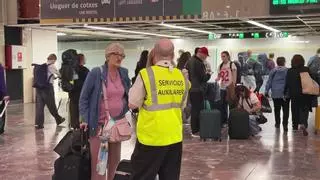 Usuarios en la estación de Sants en una mañana sin circulación de trenes de Rodalies
