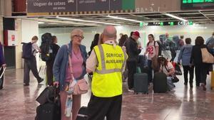 Usuarios en la estación de Sants en una mañana sin circulación de trenes de Rodalies