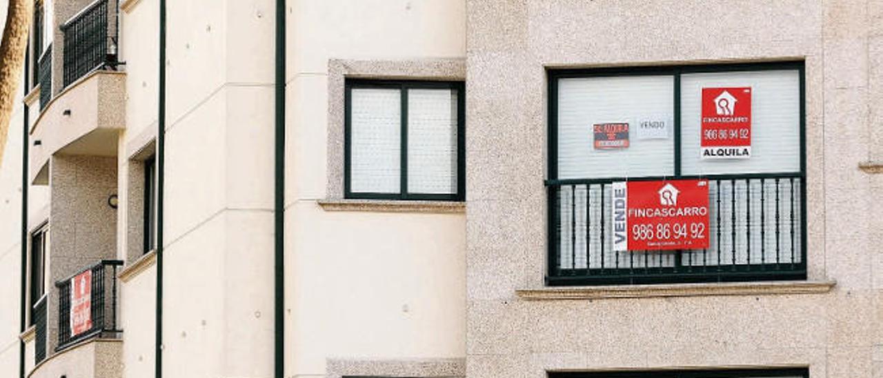 Carteles de se vende y se alquila en las ventanas de varios edificios de la ciudad del Lérez.  // Rafa Vázquez