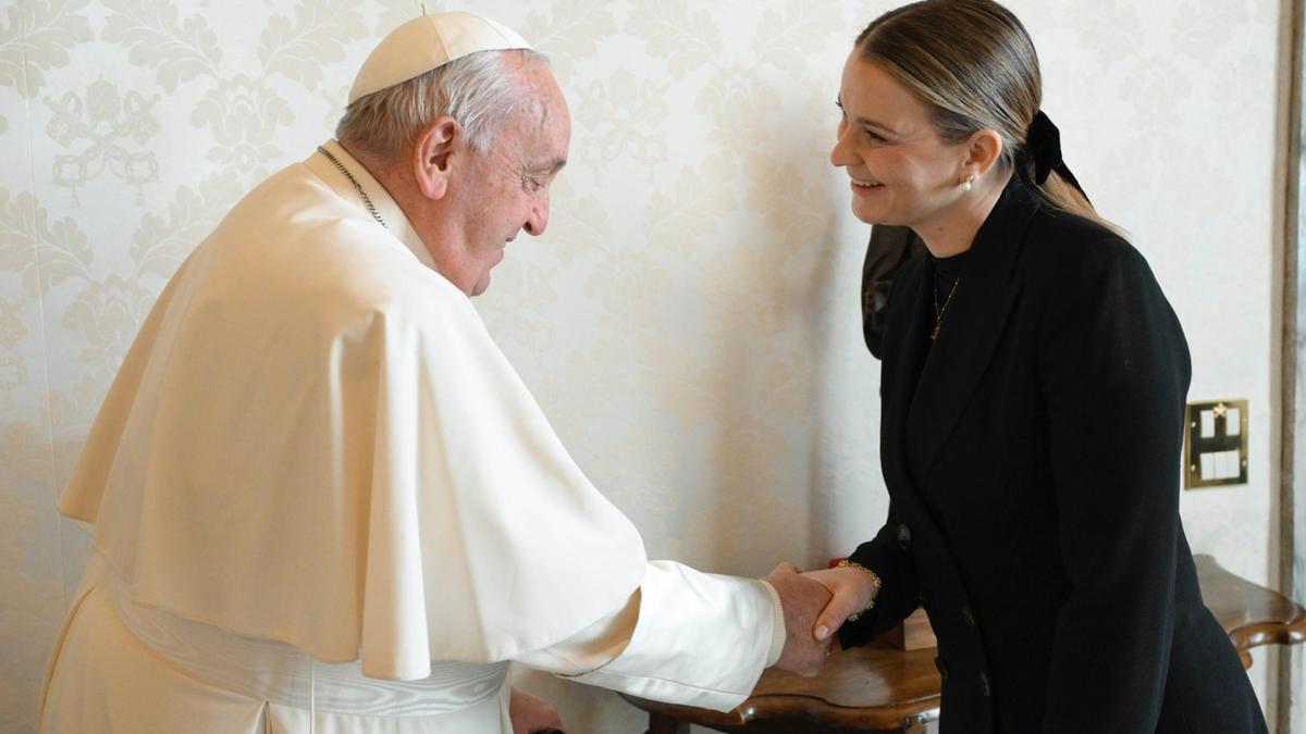 El Papa Francisco junto a Marga Prohens durante la audiencia que mantuvieron el año pasado