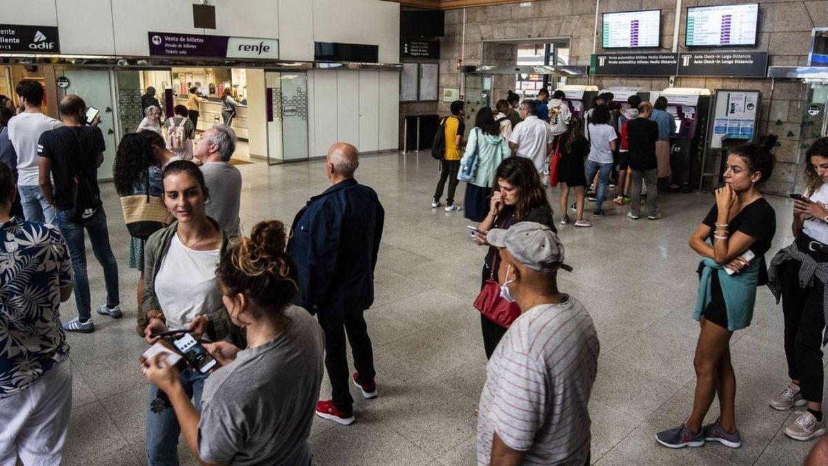 Colas en la estación de San Cristóbal de A Coruña