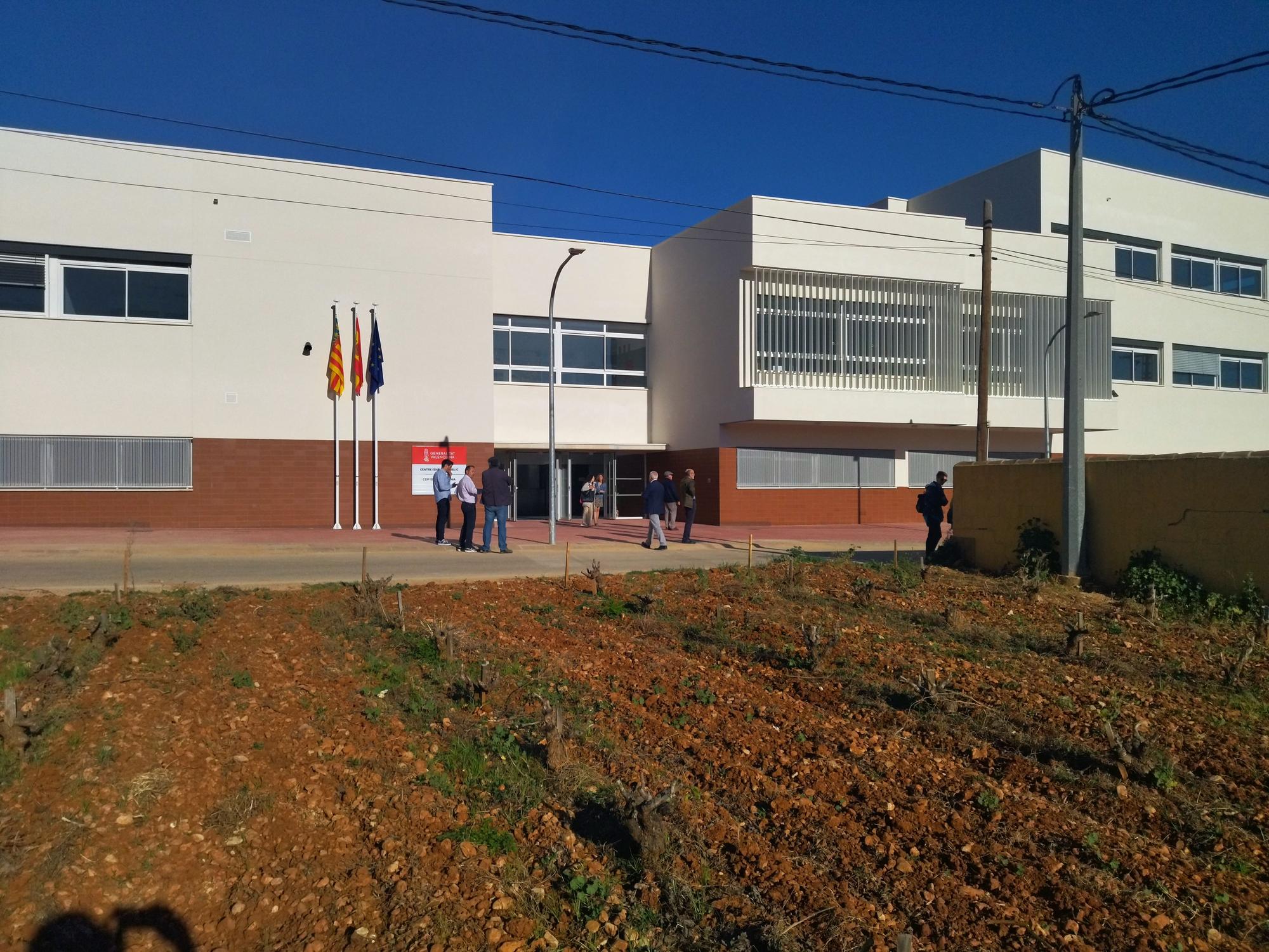 Los niños y niñas de Xaló estrenan el nuevo instituto-escuela Serra de Bèrnia entre aplausos