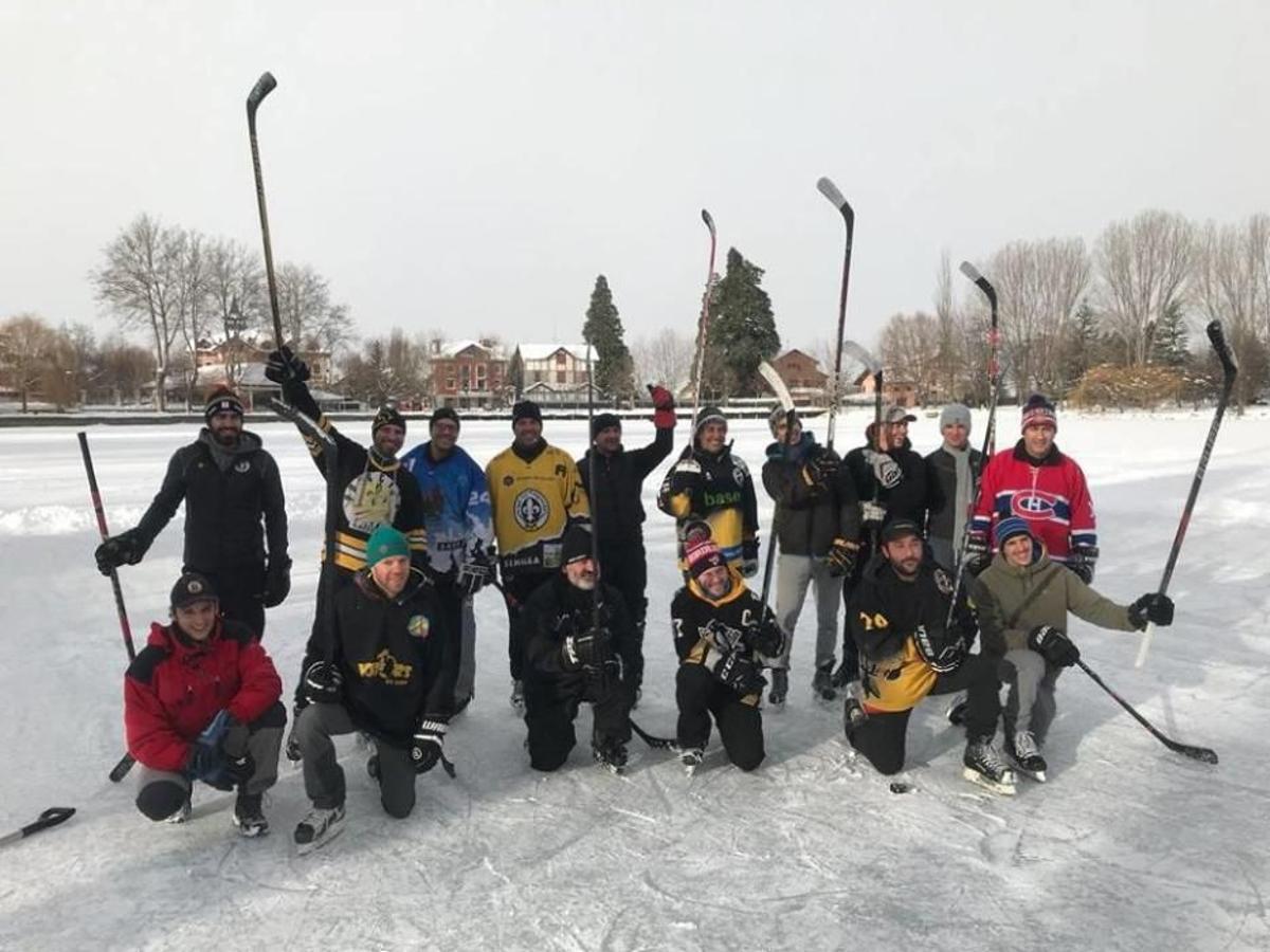Jugadors del Club Gel sobre l'estany el 2018