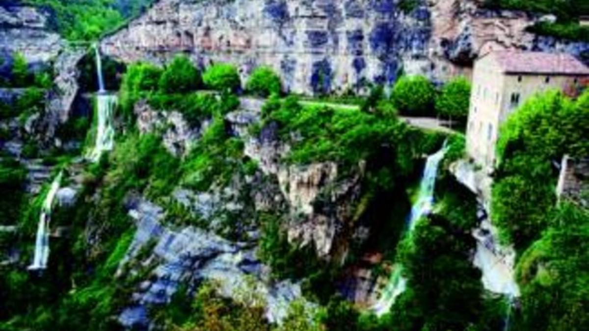 Cascadas de agua en el espacio natural de Sant Miquel del Fai, en Bigues i Riells (Vallès Oriental), el martes pasado.